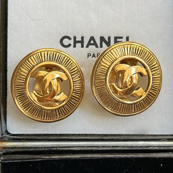 CHANEL Vintage Gold Earrings - Picture 1 of 8